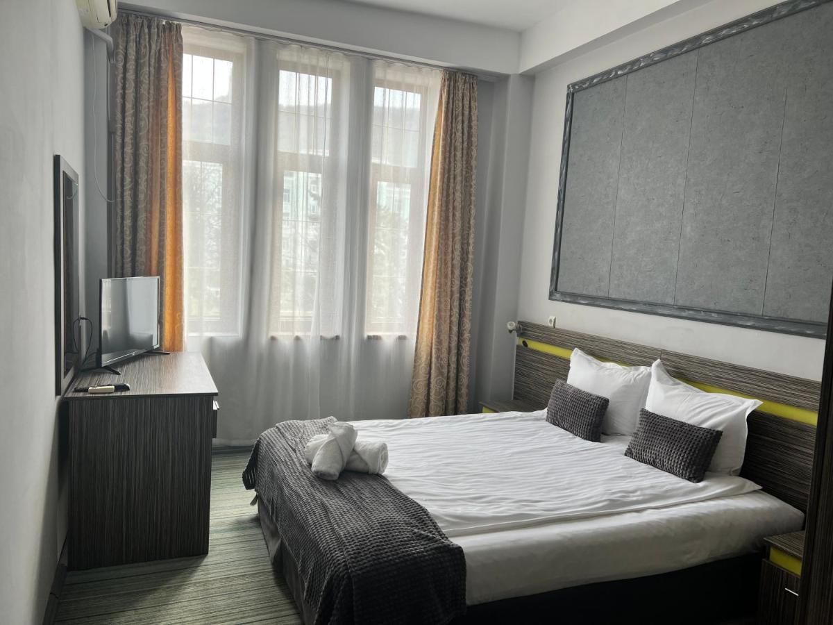 Family Hotel Central Schumen Exterior foto